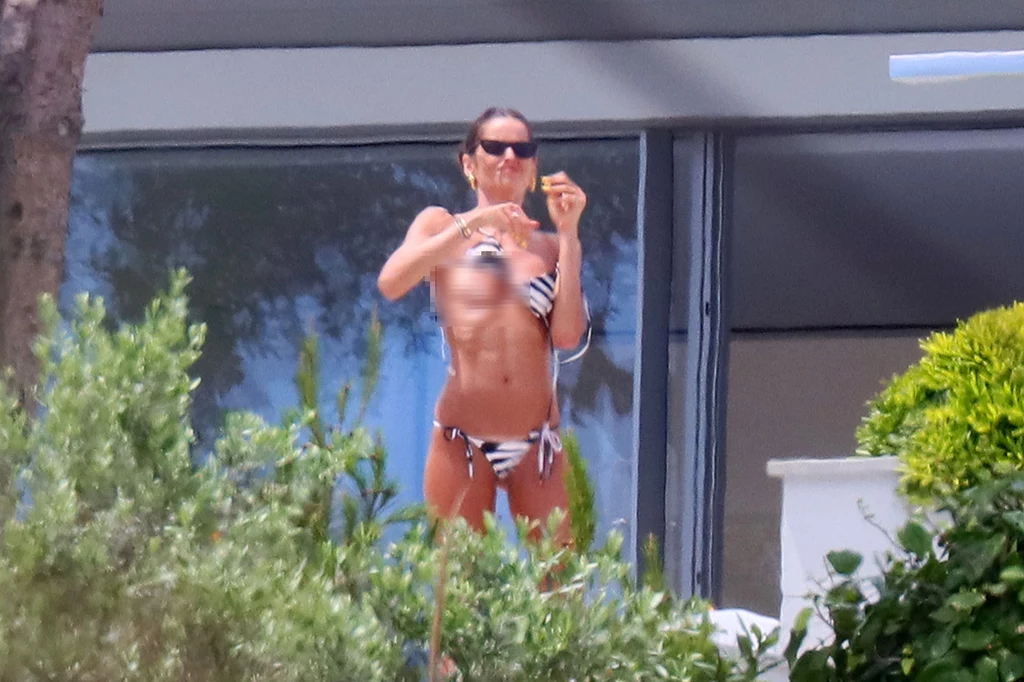 Ostatnio fotoreporterzy przyłapali Izabel, gdy ta opalała się na swoim tarasie. W pewnym momencie jej bikini ześlizgnęło się, odsłaniając pierś modelki. 