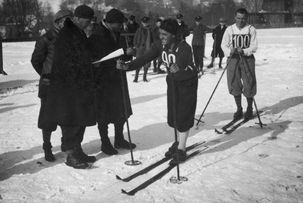 Zawody FIS 1929. Bronisław Czech na starcie biegu na 50 km