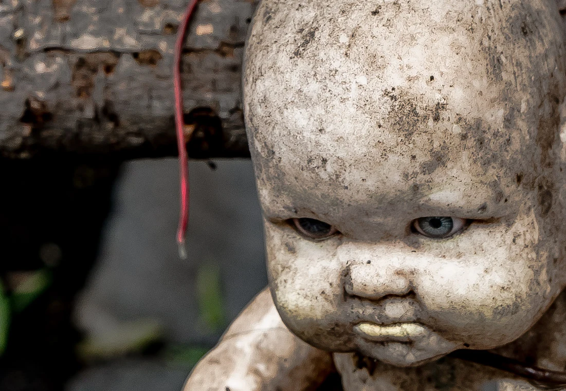 Isla de las Muñecas – wyspa lalek Niewielka wyspa położona na obrzeżach miasta Meksyk. Podmokły i pocięty licznymi kanałami obszar wpisany jest na Listę Światowego Dziedzictwa UNESCO, ale nie każdy kwapi się, by ją odwiedzić. Decydują się na to tylko ludzie o mocnych nerwach. Niezliczona ilość starych i zniszczonych lalek, które wiszą na drzewach przyprawia o ciarki i nadaje temu miejscu wyjątkowo mroczny klimat. W 1950 roku na opuszczonej wyspie zamieszkał Meksykanin Julian Santana Barrera, by objąć nad nią opiekę. Legenda mówi, że pewnego dnia 1951 roku usłyszał on krzyki tonącego w jednym z kanałów dziecka, ale kiedy przybył na miejsce, było już za późno. Dozorca znalazł jedynie lalkę i powiesił na drzewie. Dni mijały, a Julian znajdował kolejne lalki i też wieszał je na drzewach. Wierząc, że to duch zmarłej wzywa go do zawieszania lalek, zaczął szukać zabawek w okolicznych kanałach i śmietniskach. Bezokie, bezrękie i beznogie przerażały okolicznych mieszkańców, którzy uznali go za opętanego. Wyspa stała się jedną z głównych atrakcji stolicy Meksyku, a żądni mocnych wrażeń turyści przez lata ją odwiedzali i zostawiali tu kolejne lalki. Dziś na Isla de las Muñecas znajduje się ich ponad 1000. Sam Barrera zmarł w 2001 roku – jego ciało znaleziono w tym samy miejscu, w którym rzekomo utonęła dziewczynka.