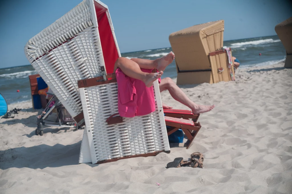 Plażowanie! To powód, dla którego większość turystów wybiera się na Półwysep Helski. Pytanie jednak, który z położonych tam kurortów wybrać na wakacyjny wypoczynek? Decyzja nie jest prosta, bo w tej części wybrzeża ulokowane jest kilka znanych i uwielbianych przez wczasowiczów miejscowości. Do wakacyjnych legend należą oczywiście Jurata – symbol luksusu oraz Chałupy z rozsławioną przez Zbigniewa Wodeckiego plażą nudystów. Doskonałą bazą dla miłośników sportów wodnych jest zaś Jastarnia, a ci którzy chcieliby zakosztować klimatu rybackiej wioski, powinni udać się do Kuźnicy. Plażowanie! To powód, dla którego większość turystów wybiera się na Półwysep Helski. Pytanie jednak, który z położonych tam kurortów wybrać na wakacyjny wypoczynek? Decyzja nie jest prosta, bo w tej części wybrzeża ulokowane jest kilka znanych i uwielbianych przez wczasowiczów miejscowości. Do wakacyjnych legend należą oczywiście Jurata – symbol luksusu oraz Chałupy z rozsławioną przez Zbigniewa Wodeckiego plażą nudystów. Doskonałą bazą dla miłośników sportów wodnych jest zaś Jastarnia, a ci którzy chcieliby zakosztować klimatu rybackiej wioski, powinni udać się do Kuźnicy.