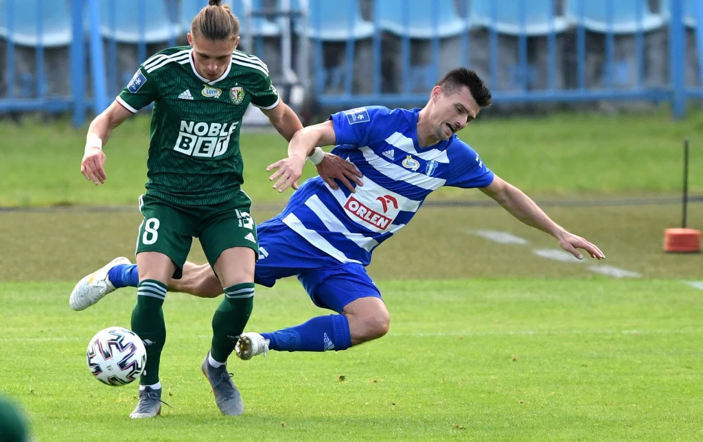 Przemysław Płacheta (z lewej) w starciu z Piotrem Tomasikiem Przemysław Płacheta (z lewej) w starciu z Piotrem Tomasikiem