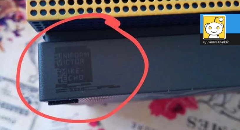 Jak kazali, tak użytkownik "Eversmans037" zrobił. Po wybraniu się do ciemnego pomieszczenia naświetlił obudowę ultrafioletem, a jego oczom ukazał się cały szereg napisów w różnych językach. Jak kazali, tak użytkownik "Eversmans037" zrobił. Po wybraniu się do ciemnego pomieszczenia naświetlił obudowę ultrafioletem, a jego oczom ukazał się cały szereg napisów w różnych językach.