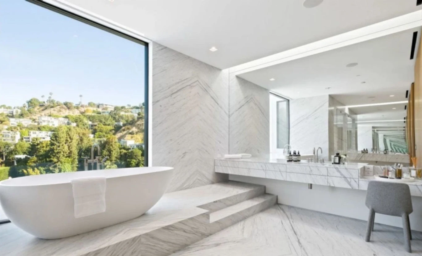 Według "The Los Angeles Times" Grande zrobiła świetny interes, gdyż jeszcze dwa lata temu za swoją nową posiadłość musiałaby zapłacić 25 milionów dolarów. 