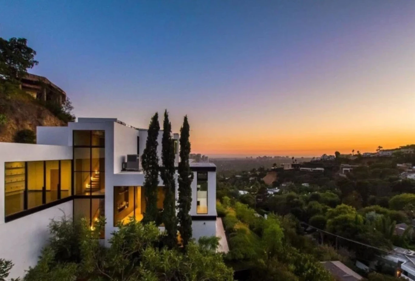 Grande mogła bez najmniejszych przeszkód pozwolić sobie na zakup nowej posiadłości. Wszystko dzięki jej imponującym zarobkom.