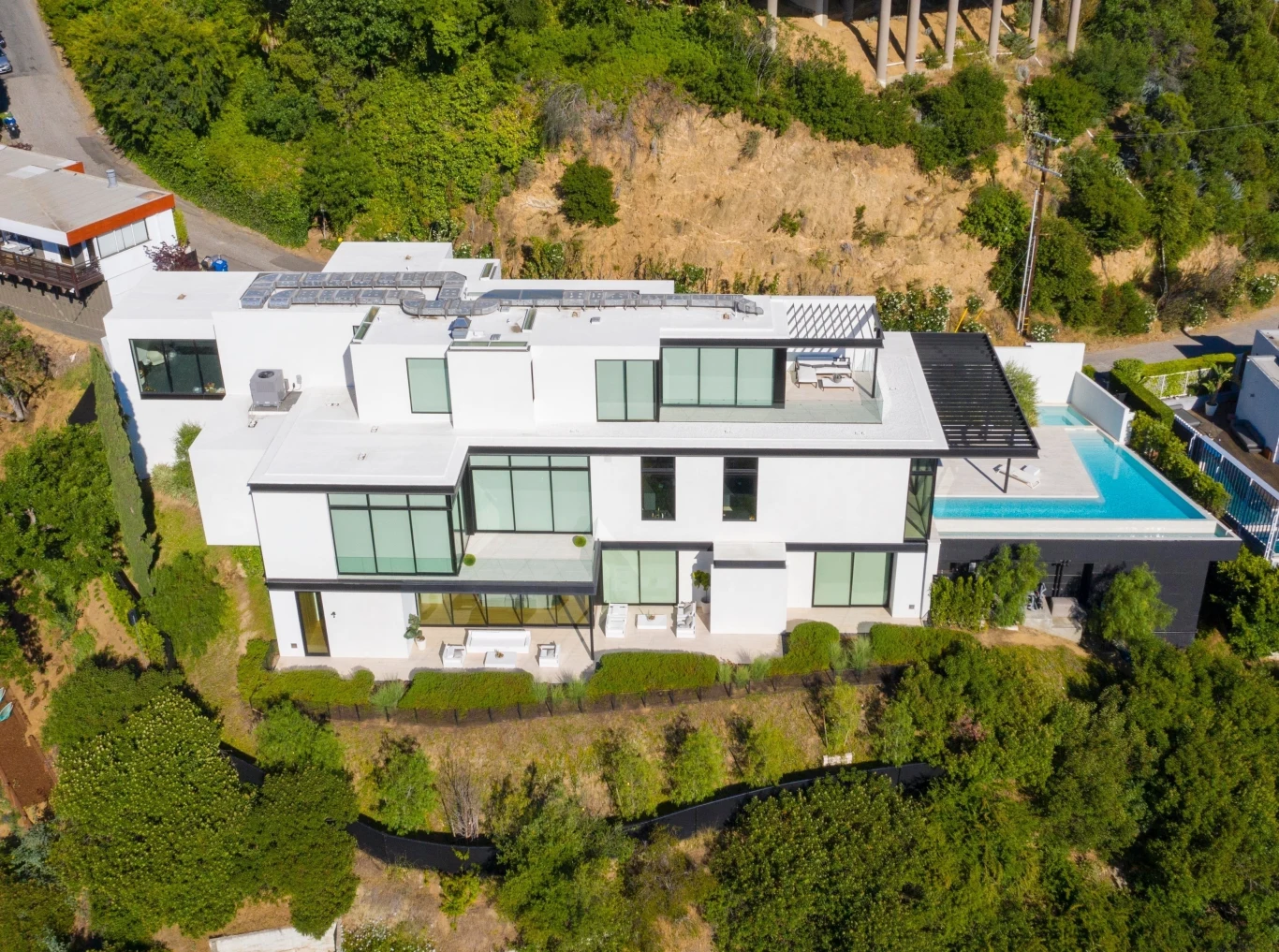 Dzięki wszystkim działalnościom muzycznym i pozamuzycznym w ciągu ostatnich 12 miesięcy Grande zarobiła 72 miliony dolarów, co czyni ją jedną z najbogatszych celebrytek na świecie.