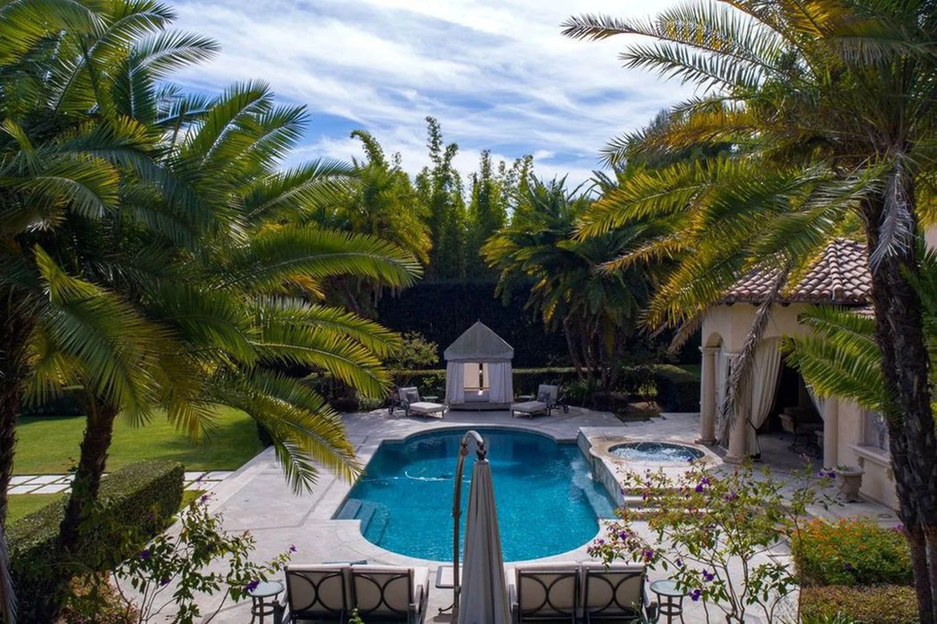 Willa, którą kupiła gwiazdorska para w ciągu ostatnich pięciu lat miał pięciu różnych właścicieli. Mieszkał w nim m.in. baseballista Barry Bonds i chińska miliarderka Diana Chen