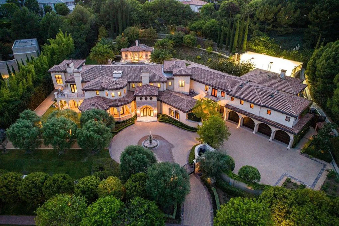 Sofia Vergara i Joe Manganiello za swój nowy dom zapłacili 26 milionów dolarów Posiadłość gwiazdorskiej pary składa się z trzech elementów: głównego domu, domku przy basenie oraz domu dla gości. Całość ma być urządzona we włoskim stylu.