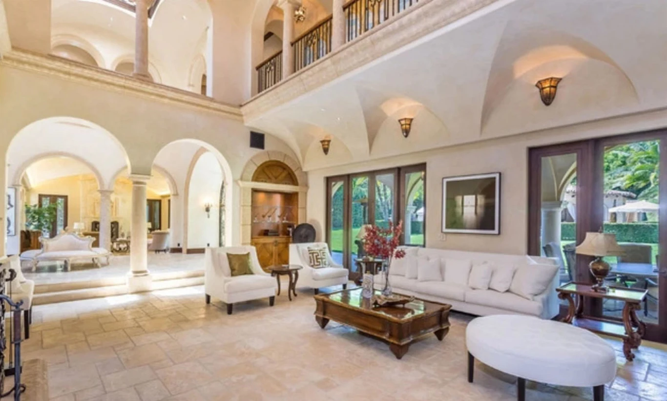 Sławę przyniósł jej serial "Współczesna rodzina". Za swoją rolę aktorka zgarnęła cztery nagrody Emmy i cztery nominacje do Złotych Globów. Wyemitowano 11 sezonów produkcji. 