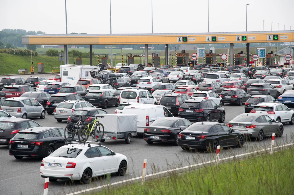 Korki tworzą się przed bramkami na wjeździe na autostradę A1 w Rusocinie Korki tworzą się przed bramkami na wjeździe na autostradę A1 w Rusocinie