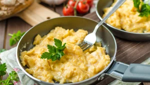 Zrób jajecznicę w ten sposób, a będzie puszysta i kremowa jak nigdy. To sekret szefa kuchni 