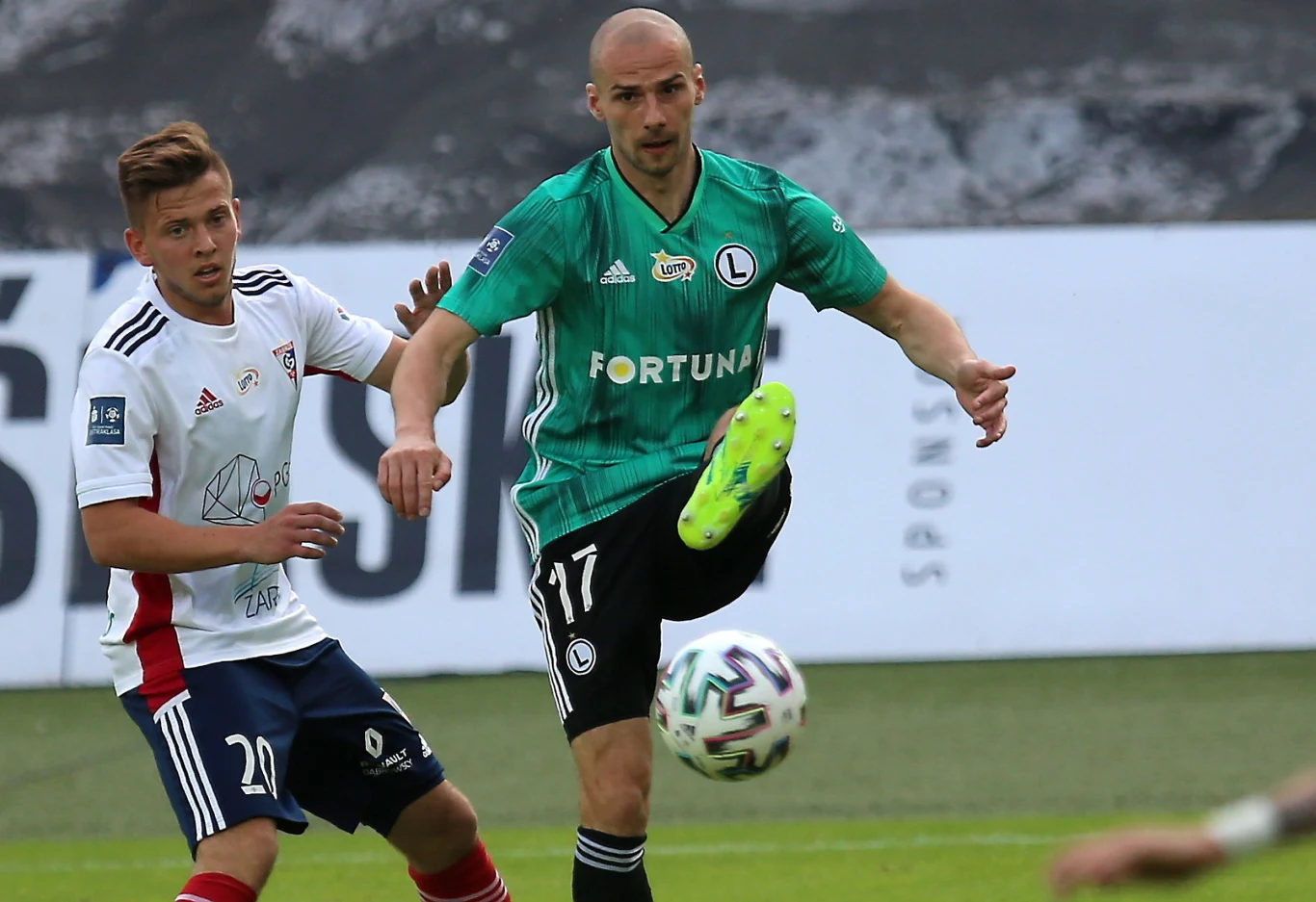 Piłkarz Górnika Zabrze Daniel Ściślak w walce o piłkę z Mateuszem Cholewiakiem (Legia Warszawa)
