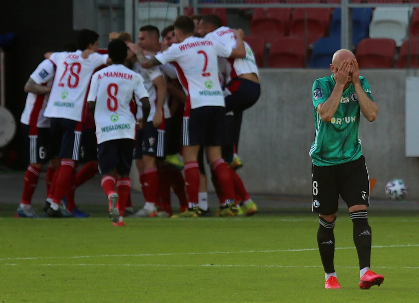 Piłkarze Górnika Zabrze cieszą się z gola, z przodu gracz Legii - Walerian Gwilia