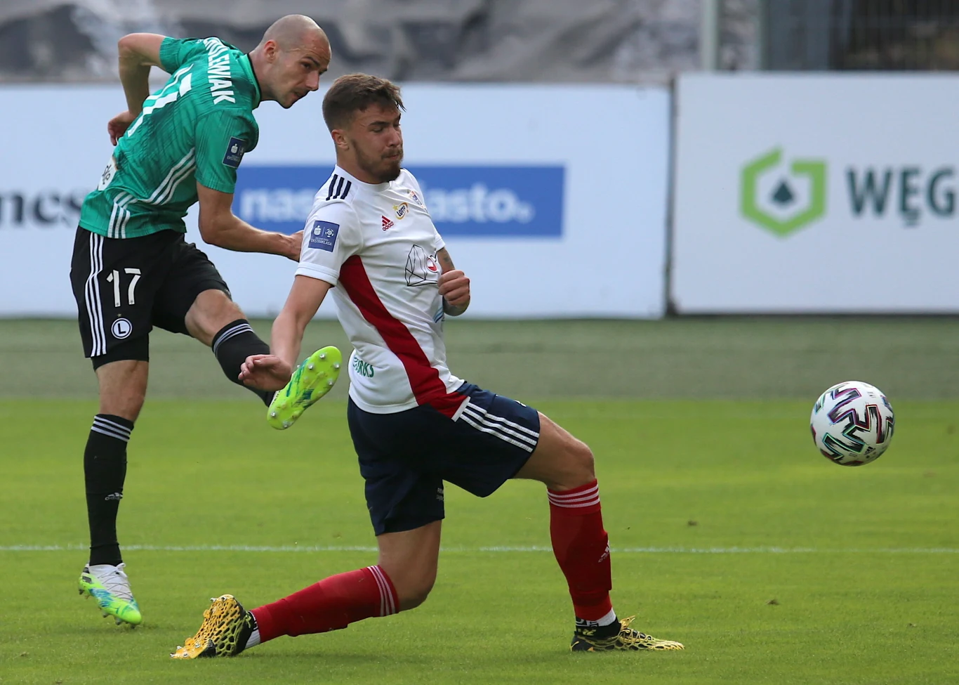 Piłkarz Legii Warszawa Mateusz Cholewiak i gracz Górnika Zabrze Paweł Bochniewicz 