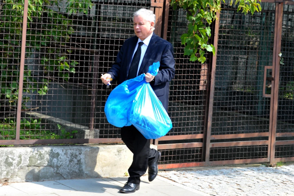 Jarosław Kaczyński wyrzucający śmieci przed swoim domem Jarosław Kaczyński wyrzucający śmieci przed swoim domem