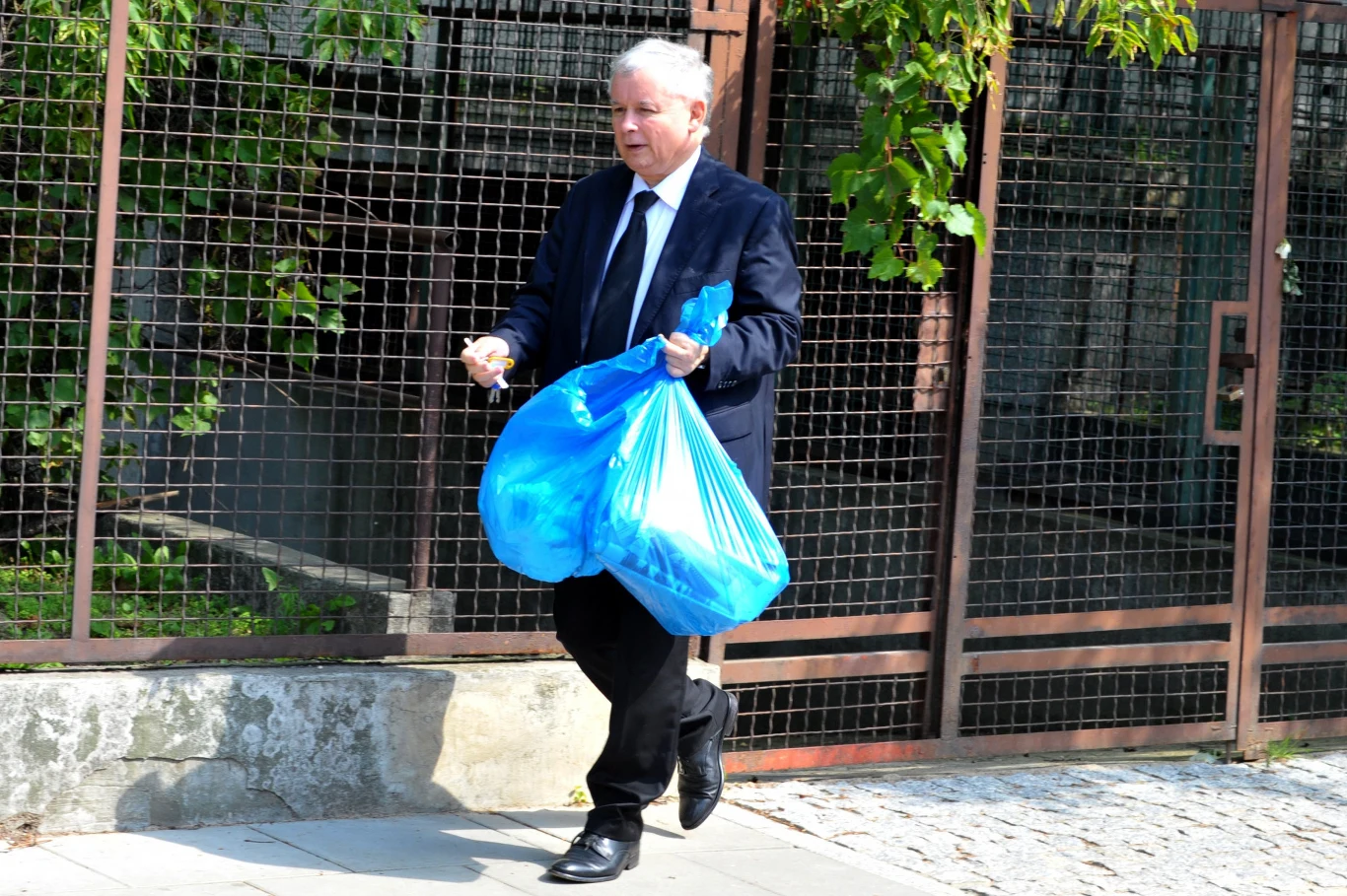 Jarosław Kaczyński wyrzucający śmieci przed swoim domem Jarosław Kaczyński wyrzucający śmieci przed swoim domem