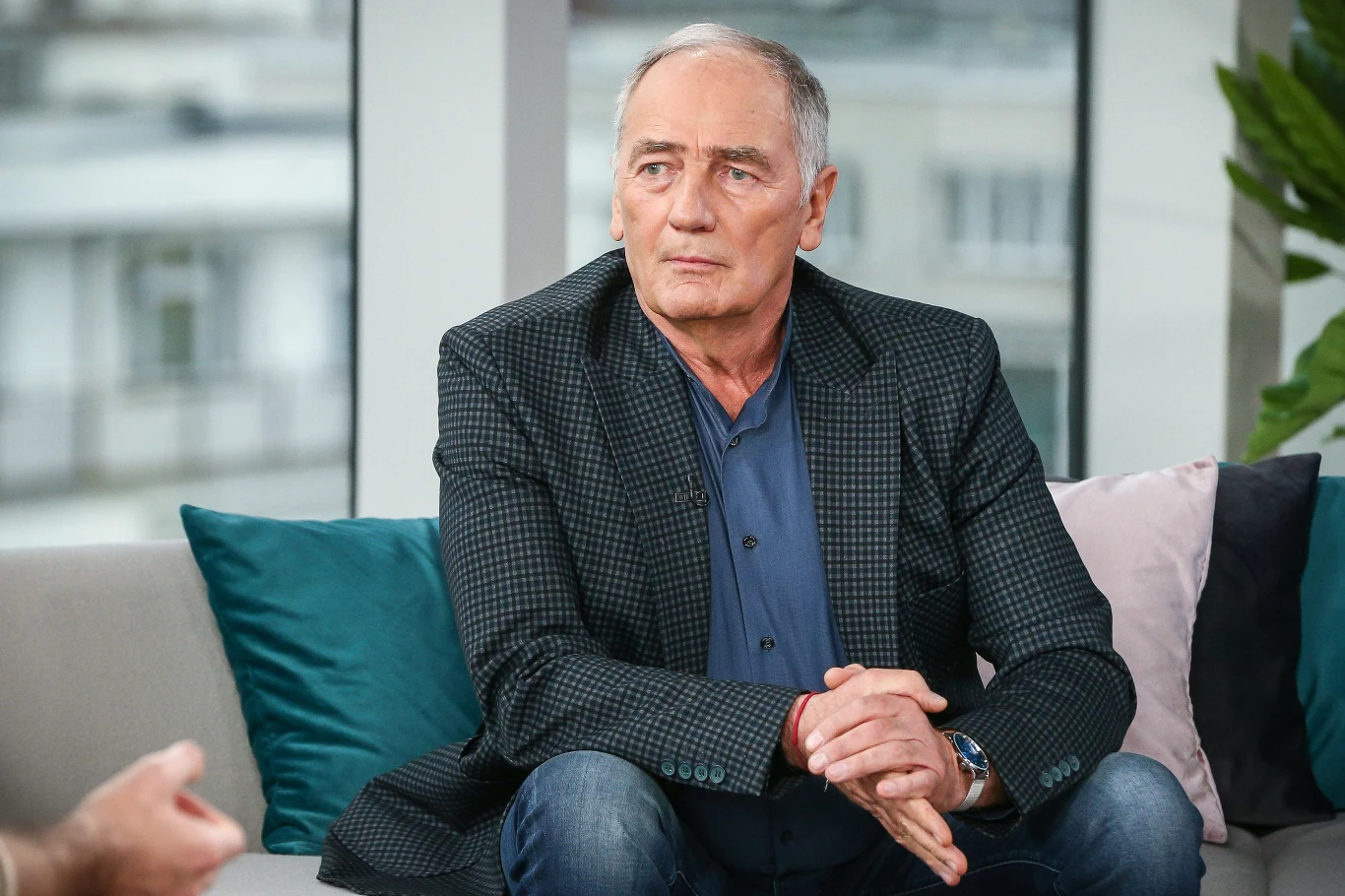 Karol Strasburger O Karolu głośno było rok temu, gdy został ojcem w wieku 72 lat! Ale wracając do początku jego związków…Pierwszą żoną aktora i prezentera była Barbara Burska. W 1981 roku drugi raz wziął ślub, tym razem z Ireną Strasburger z domu Morcińczyk. Był z nią aż do jej śmierci w 2013 roku. 10 sierpnia 2019 roku ożenił się z o połowę młodszą Małgorzata Weremczuk i to właśnie z tego związku urodziła się jego pierwsza córka, Laura. 