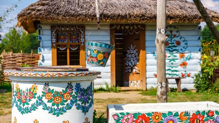 Zalipie uchodzi za jedną z najpiękniejszych wsi w Polsce. Malowane ręcznie kwiaty na pobliskich domostwach sprawiają, że zdecydowanie wyróżnia ją na tle innych miejsc w kraju. Idealnie sprawdzi się na weekendowy wypad za miasto.