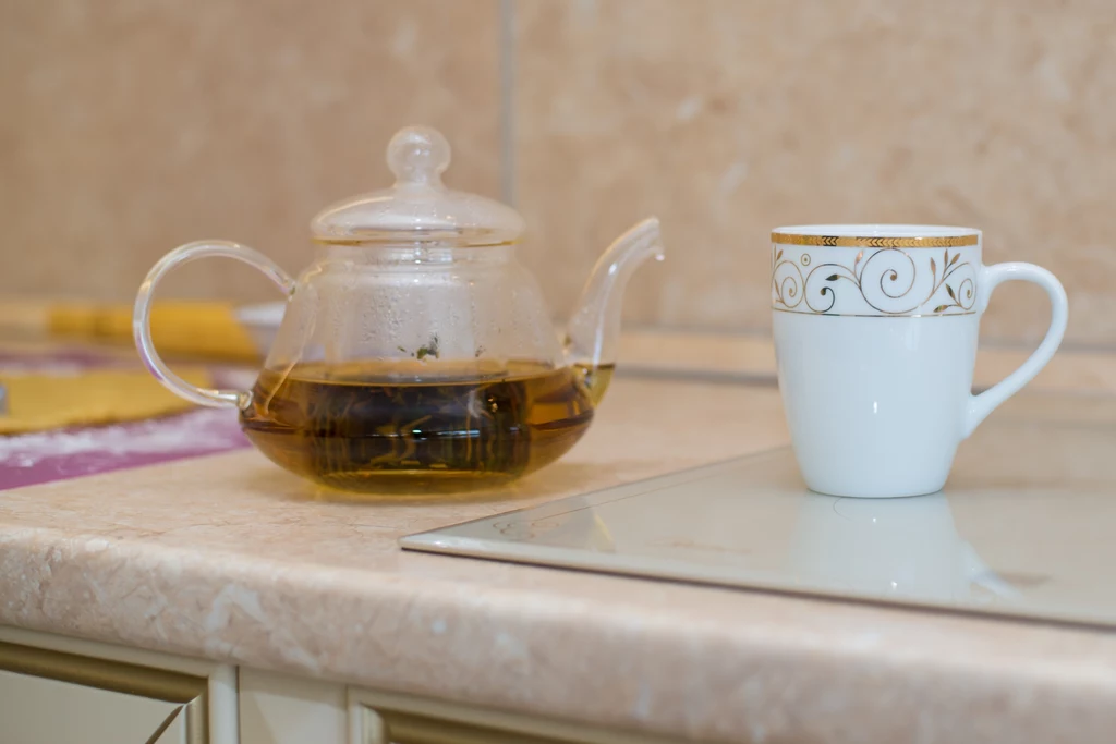 Herbata z liści orzecha włoskiego - naturalny sposób na łagodzenie problemów układu pokarmowego