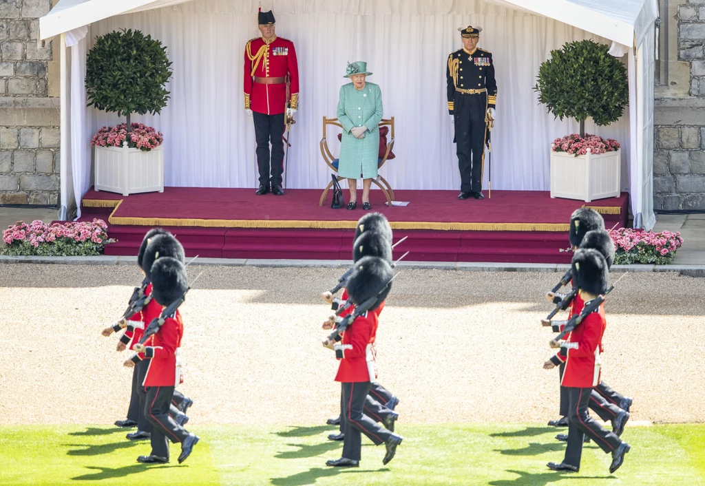 W tym roku dla solenizantki zorganizowano okrojoną w programie paradę. Monarchini mogła podziwiać w samotności popisy I Batalionu Straży Walijskich, stacjonujących w zamku Windsor. Żołnierze wykonali przed królową popis musztry oraz oddali na jej cześć dwie salwy honorowe. W tym roku dla solenizantki zorganizowano okrojoną w programie paradę. Monarchini mogła podziwiać w samotności popisy I Batalionu Straży Walijskich, stacjonujących w zamku Windsor. Żołnierze wykonali przed królową popis musztry oraz oddali na jej cześć dwie salwy honorowe.