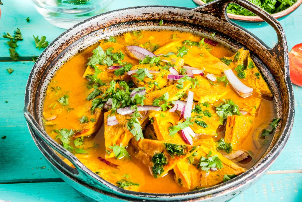 Aromatyczne curry z pikantnym omletem i ziołami