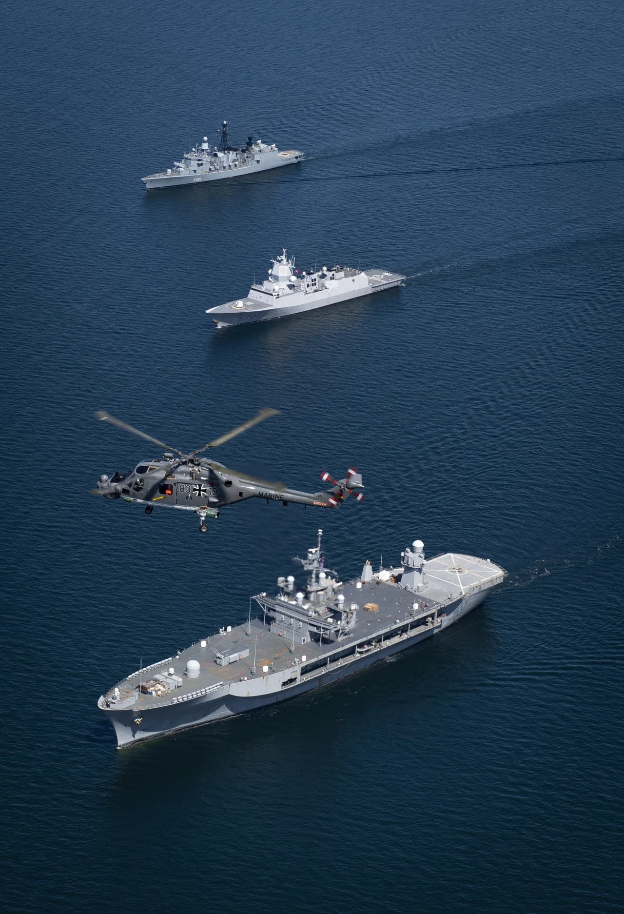 Niemiecki śmigłowiec Super Lynx nad okrętem dowodzenia USS Mount Whitney (LCC 20), fregatami HNoMS Otto Suerdrup (F312) i FGS Luebeck (F214)