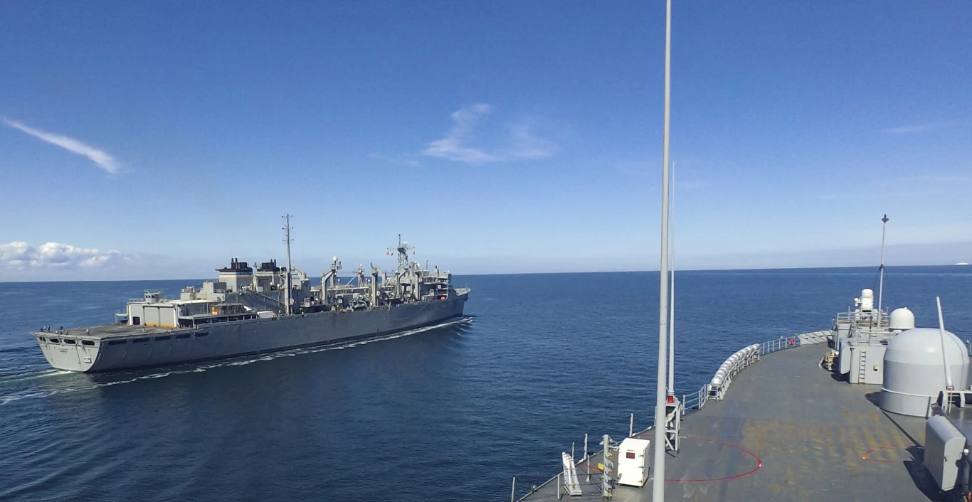 Okręt dowodzenia USS Mount Whitney (LCC 20) i okręt wsparcia logistycznego USNS Supply (T-AOE 6)