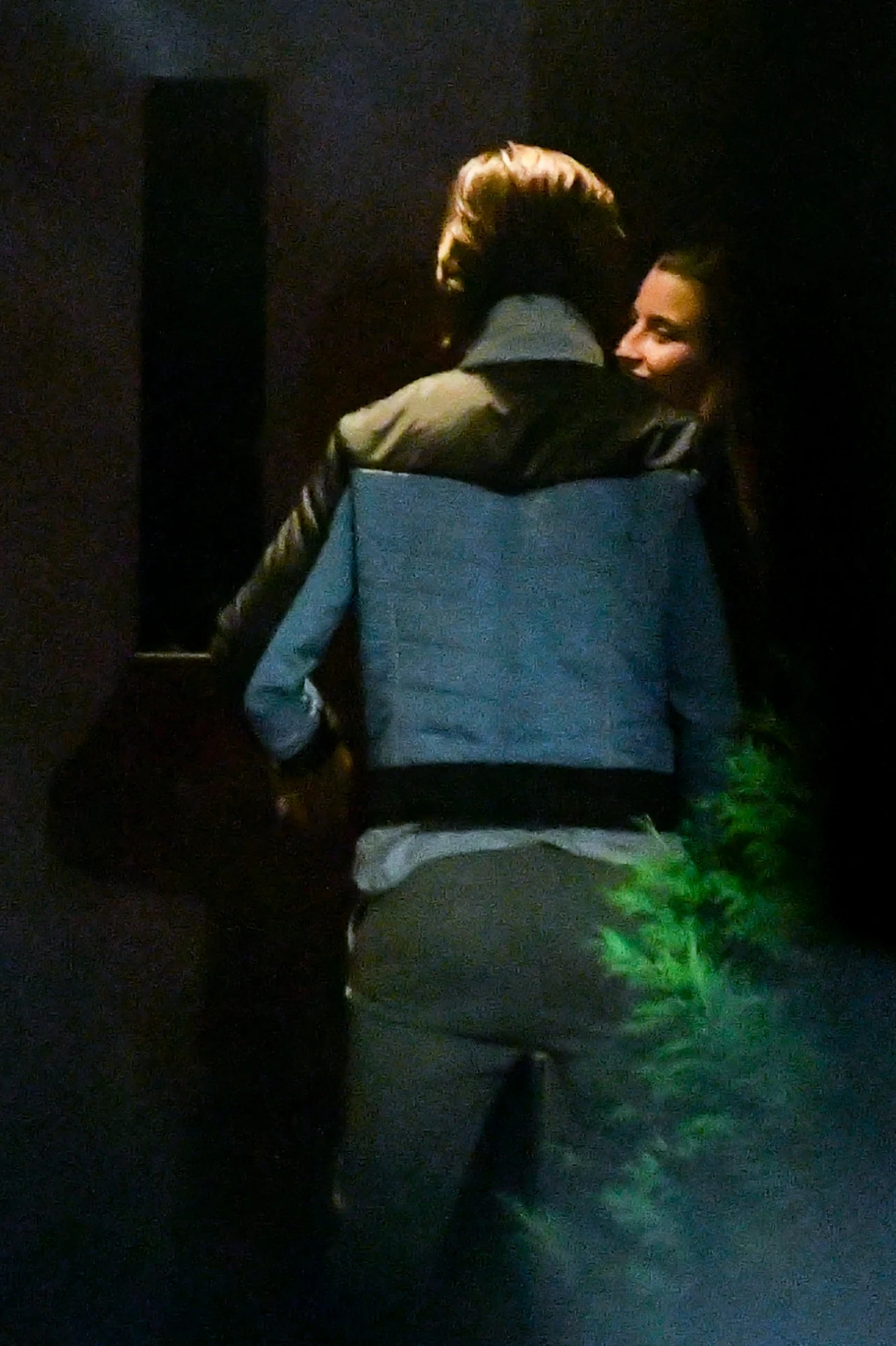 Julia i Maciej wchodzą do jego mieszkania