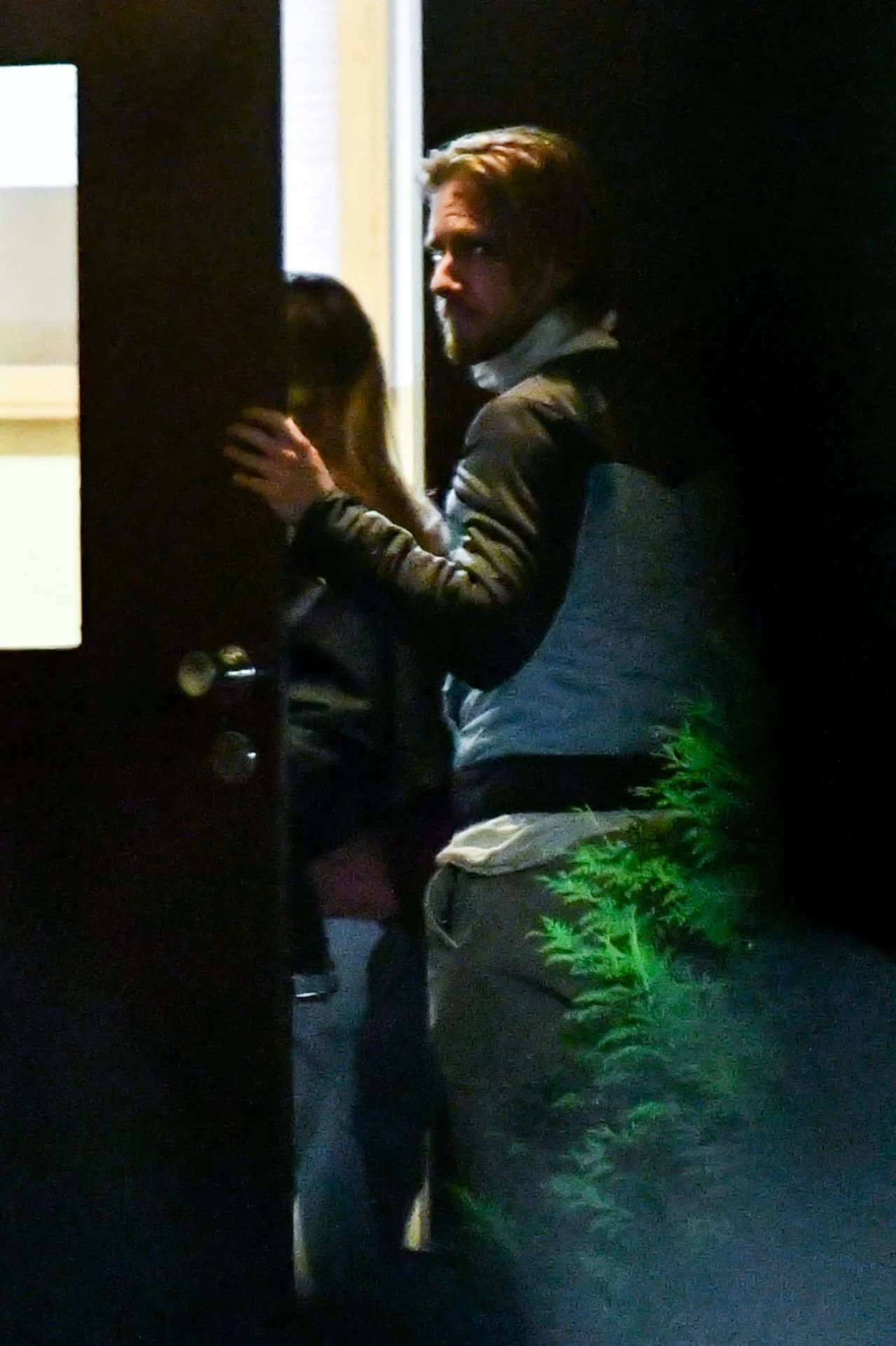 Maciej Musiał i Julia wchodzą do mieszkania aktora