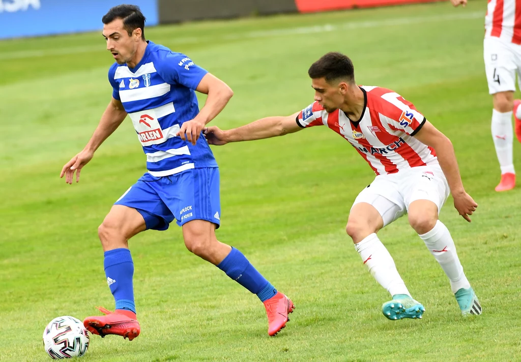 Florian Loshaj (Cracovia, z prawej) i Giorgi Merebaszwili z Wisły Płock Florian Loshaj (Cracovia, z prawej) i Giorgi Merebaszwili z Wisły Płock