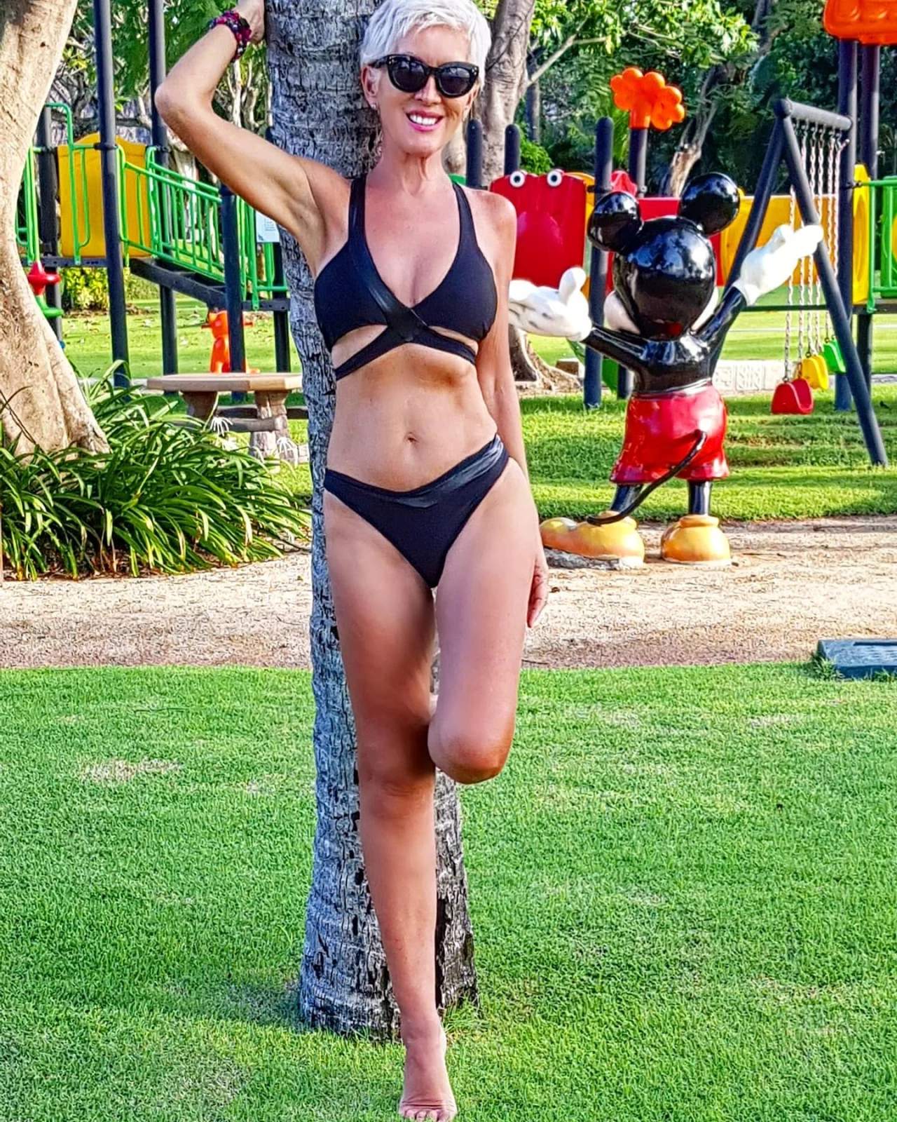 Idealną sylwetkę udaje jej się zachować dzięki zamiłowaniu do fitnessu i aerobiku. Kobieta kocha ćwiczyć, a poza tym stara się zdrowo odżywiać. Nie liczy jednak obsesyjnie kalorii. Efekty regularnego dbania o siebie są widoczne gołym okiem. Wystarczy spojrzeć na jej brzuch. Co za mięśnie! Idealną sylwetkę udaje jej się zachować dzięki zamiłowaniu do fitnessu i aerobiku. Kobieta kocha ćwiczyć, a poza tym stara się zdrowo odżywiać. Nie liczy jednak obsesyjnie kalorii. Efekty regularnego dbania o siebie są widoczne gołym okiem. Wystarczy spojrzeć na jej brzuch. Co za mięśnie!