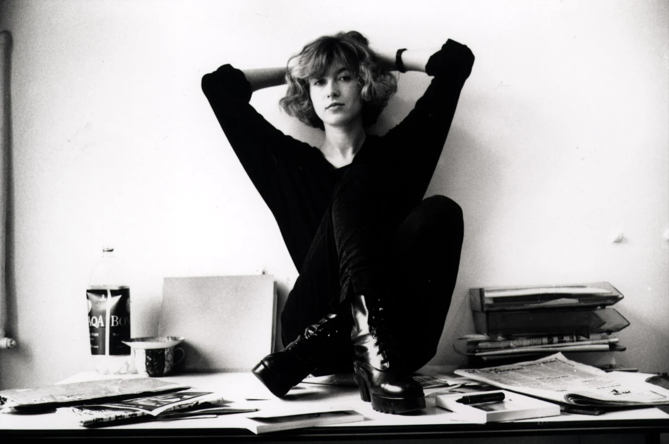 Kiedy na początku lat 90. wydano w Polsce powieść „My zdies’ emigranty” Manueli Gretkowskiej, w środowisku literackim zawrzało. Książkę rekomendował sam Czesław Miłosz, ale Polacy nie byli jeszcze gotowi na obyczajową śmiałość, mieszkającej w Paryżu, pisarki. Gretkowskiej szybko zaczęto przyklejać łatki, jej twórczość nazywając literaturą „menstrualną” lub „waginalną”.