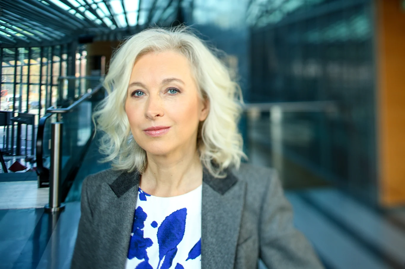 Feministka, skandalistka – tak mówiono o niej najczęściej. Do tego była bardzo ładna, brała udział w sesjach zdjęciowych. W Polsce epoki transformacji nie tak wyobrażano sobie pisarkę. Oliwy do ognia dolał burzliwy (i – jak po latach oceni sama Gretkowska – toksyczny) związek z reżyserem Andrzejem Żuławskim. Para pracowała razem przy głośnej „Szamance” – filmie uważanym przez wielu za dzieło obrazoburcze (w jednej ze scen główna bohaterka wyjada łyżeczką mózg kochanka). O tej relacji, zakończonej w 1996 roku, opowiada książka Gretkowskiej pt. „Trans”.