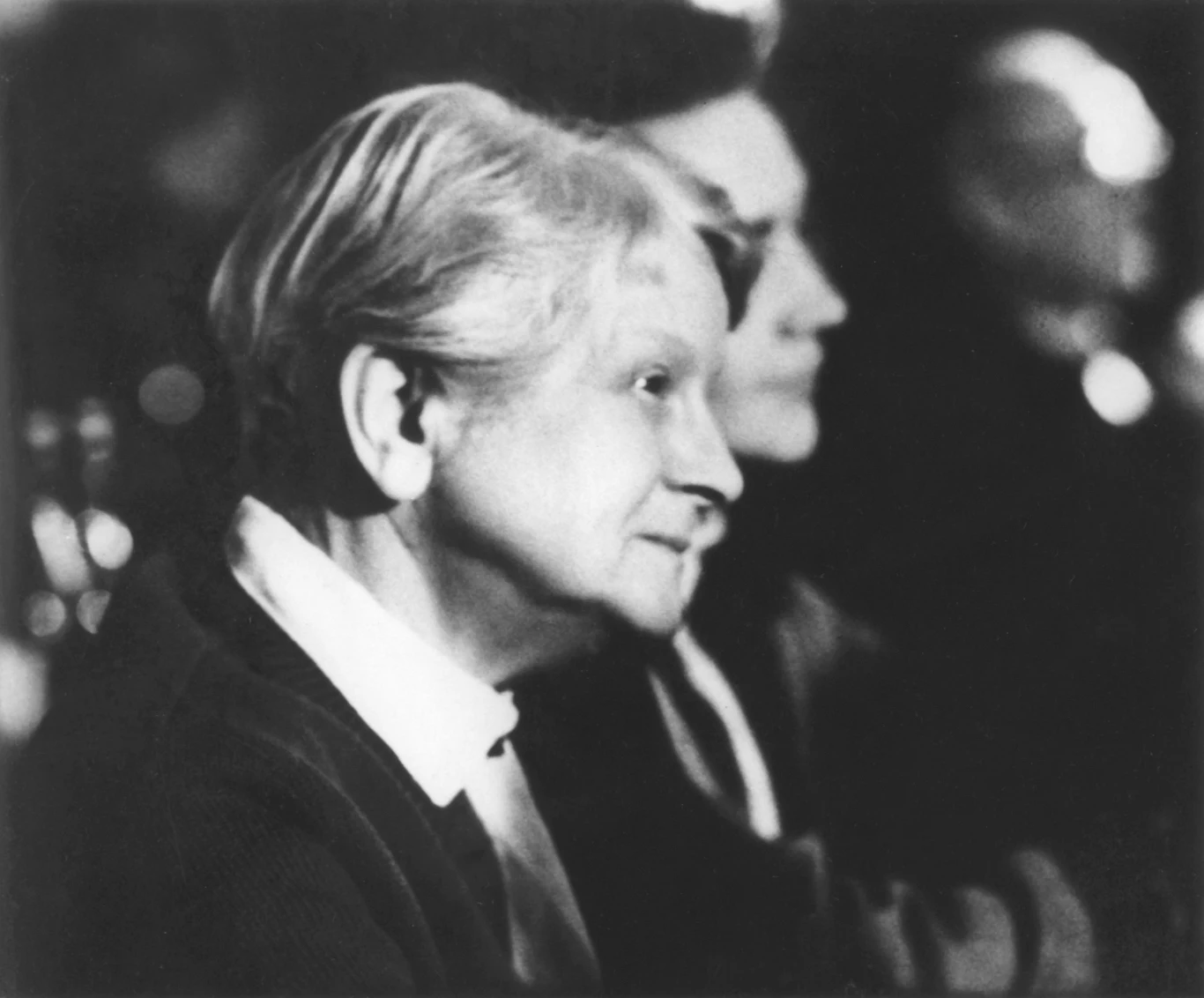 Dąbrowska wyróżniała się wśród innych kobiet także wyglądem. Nigdy nie zależało jej na podkreślaniu kobiecości: nie nosiła biżuterii, ani wyszukanych strojów, a jej styl określano jako prosty, niemal męski. 