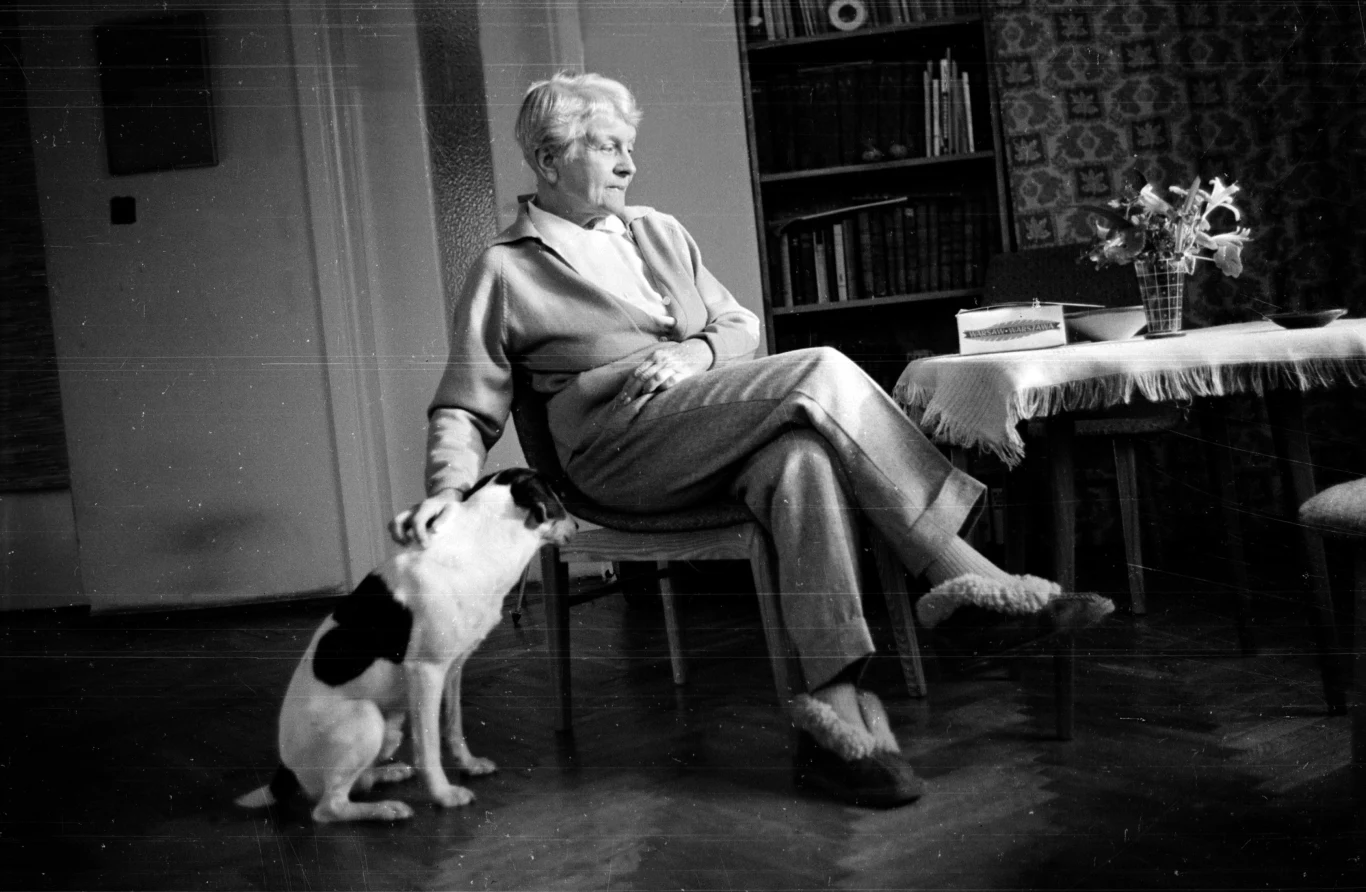 Z dzisiejszej perspektywy Maria Dąbrowska jest dla wielu jedynie autorką, genialnej zresztą, powieści „Noce i dnie”. Ale urodzona w 1889 roku pisarka całe życie szła pod prąd. Śmiało można nazwać ją kobietą nowoczesną, która zdecydowanie wyprzedziła czasy, w jakich przyszło jej żyć. 