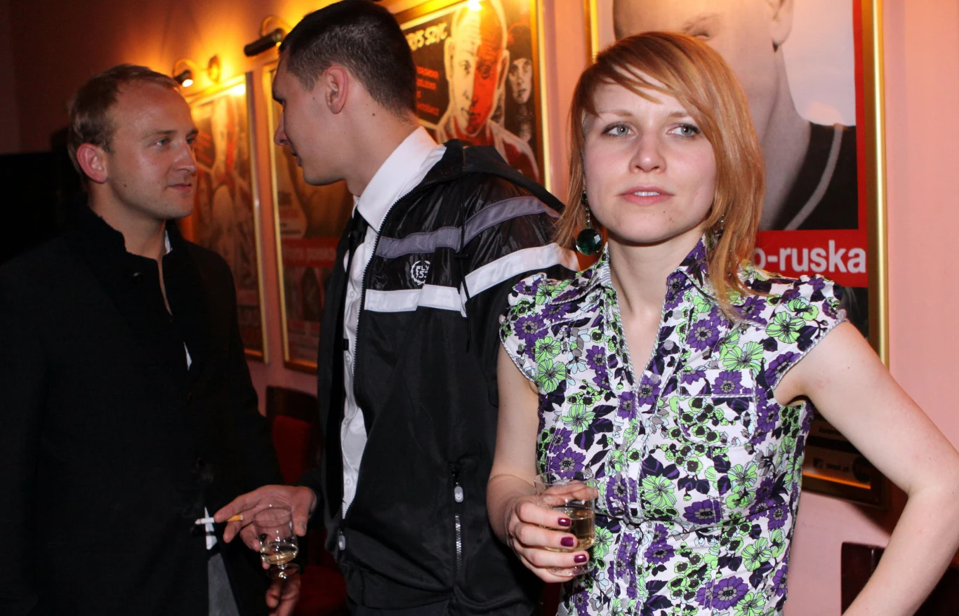 Debiutancką powieść Masłowskiej okrzyknięto „pierwszą powieścią dresiarską”. Wobec użytego przez nią języka nikt nie pozostawał obojętny: debiut zachwalali Marcin Świetlicki, Jerzy Pilch, a Robert Leszczyński wspominał o nim w, bijącym wówczas rekordy popularności, programie „Idol”. Z drugiej strony konserwatywni krytycy „Wojnę (…)” nazywali bełkotem, a samej Masłowskiej nie traktowali poważnie. 