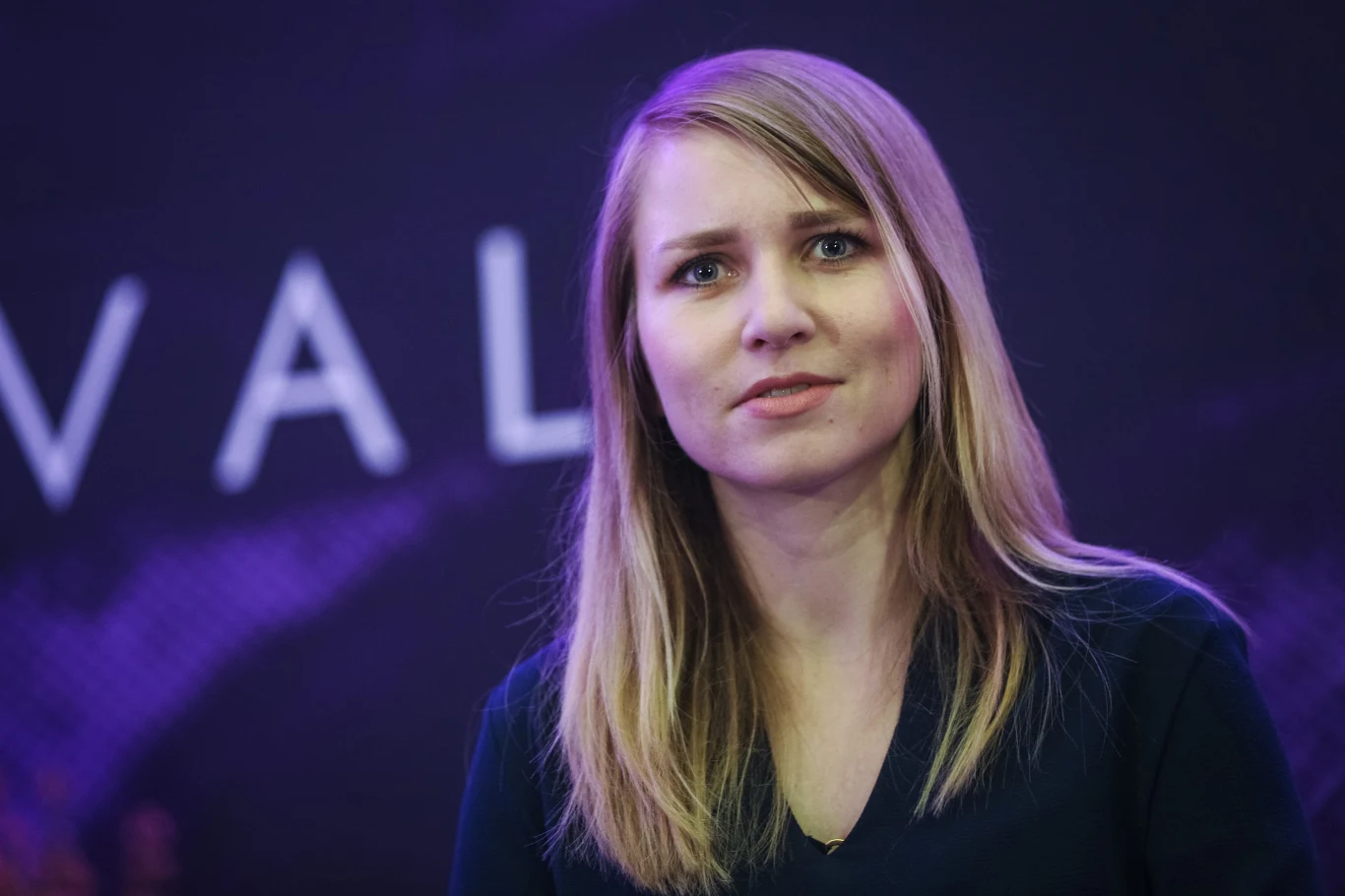 Podobne kontrowersje wzbudzała druga książka pisarki pt. „Paw królowej” oraz dramaty jej autorstwa (m.in. „Między nami dobrze jest” czy „Dwoje biednych Rumunów mówiących po polsku”). W 2014 roku, kiedy wszyscy myśleli, że Masłowska niczym już nie zaskoczy, jako Mister D. nagrała płytę „Społeczeństwo jest niemiłe”, a alternatywna młodzież śpiewała za nią: „zrób mi kanapki z hajsem” i „oszukała mnie Kinga Rusin”. Prywatnie była związana z Kazimierzem Malinowskim, z którym ma córkę Malinę oraz z aktorem Erykiem Lubosem.