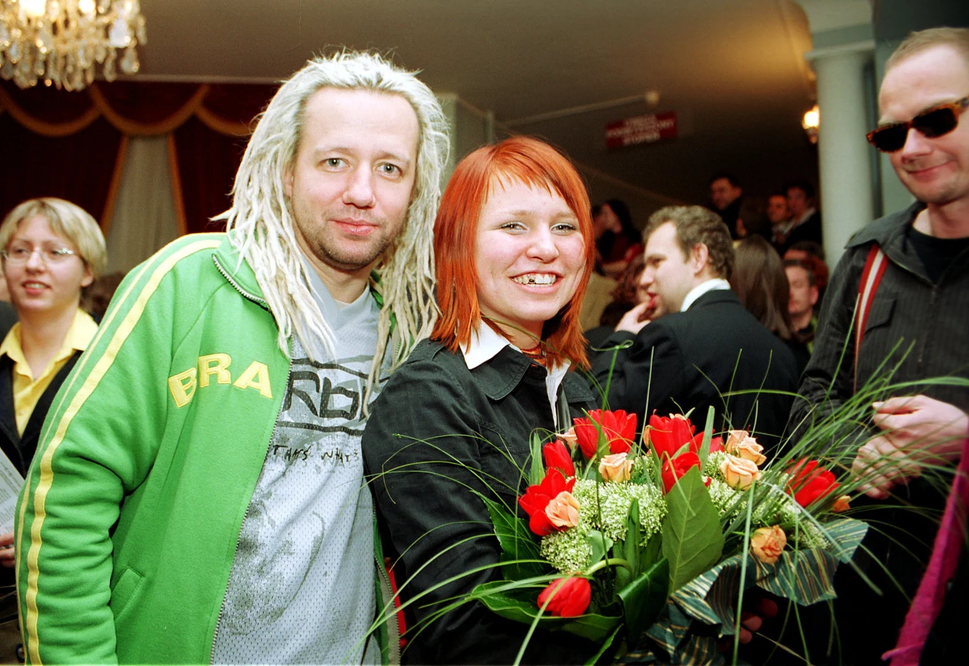 Kiedy na rynku ukazała się powieść „Wojna polsko-ruska” Dorota Masłowska miała zaledwie 20 lat i bliżej było jej do zbuntowanej, małomównej nastolatki niż pisarki, która zostaje nagrodzona Paszportem Polityki i nominacją do Nagrody Nike. Krzywo patrzono na jej ognistorude włosy, ciężkie buty, kurtki moro. Zarzucano, że mówi niewyraźnie, używa potocznego języka.