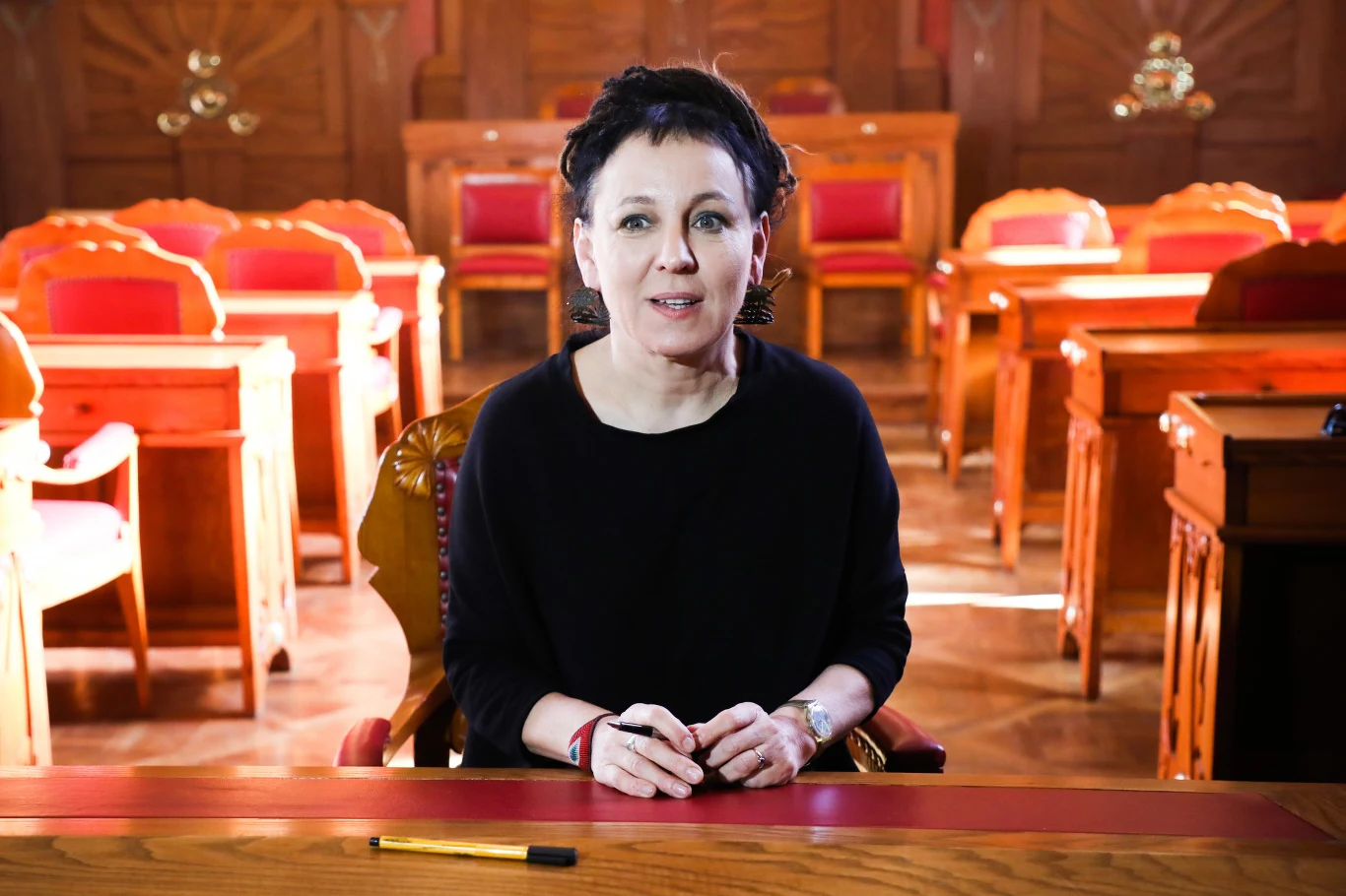 Niestety, prawicowe media rzadko skupiają się na twórczości Tokarczuk, w zamian próbując skompromitować poglądy Noblistki. Głośno było np. o zdjęciu sprzed wielu lat, na którym widać, jak pisarka trzyma nad ogniskiem kiełbasę. Rozpisywano się także o jej rzekomym antypolskim nastawieniu, a nawet o… narodowości asystentki Tokarczuk.