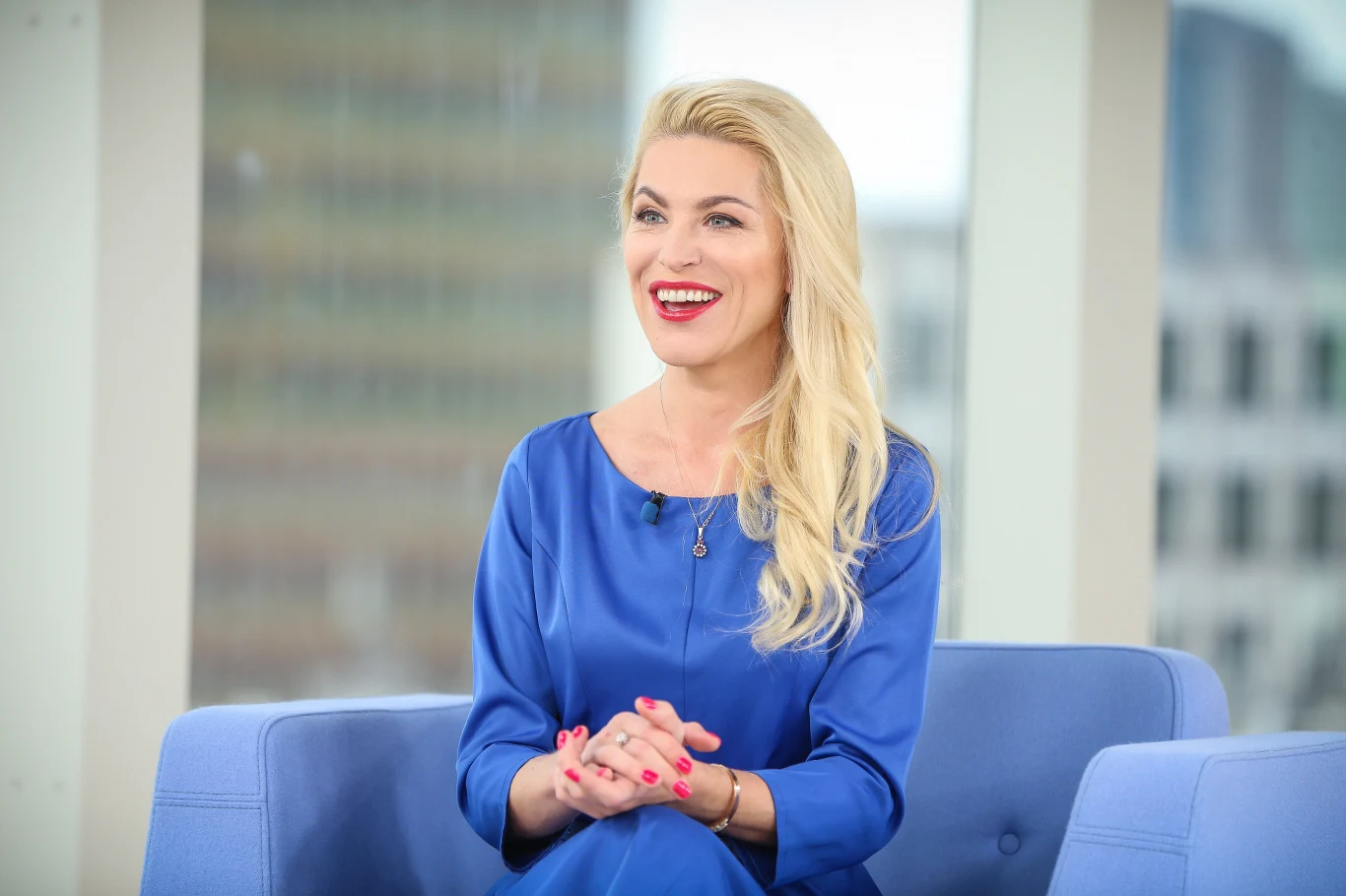 Trudnych sytuacji było w życiu Bondy dużo więcej. W jednym z wywiadów przyznała, że, kiedy zaczęła pracę nad książką „Miłość leczy rany”, padła ofiarą gróźb i szantażu. Zabrano jej nawet dysk, na którym były również zdjęcia córki pisarki. „Dostałam telefon, że wiedzą, gdzie i o której zawiozłam moje dziecko. Poddałam się. Była to dla mnie taka klęska osobista” – mówiła. Do opartej na faktach historii kazachskiego jogina, który w obronie honoru i rodziny zabił siedem osób, wróciła dopiero po latach. 