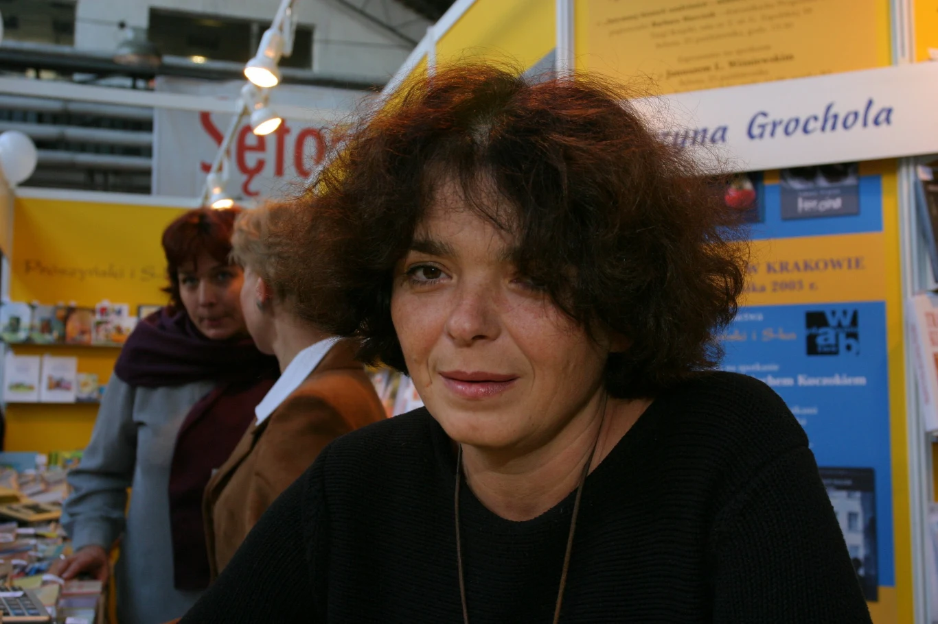 Katarzyna Grochola w chwili debiutu miała 40 lat i nie mogła się spodziewać, że już za kilka lat jej książki rozejdą się w rekordowej liczbie 5 mln egzemplarzy. Zanim, dzięki takim tytułom jak „Przegryźć dżdżownicę”, „Nigdy w życiu!” czy „Serce na temblaku”, osiągnęła komercyjny sukces, imała się różnych zajęć: była salową, sprzątaczką, konsultantką w biurze matrymonialnym, pomocnikiem cukiernika czy dyrektorką składu celnego.