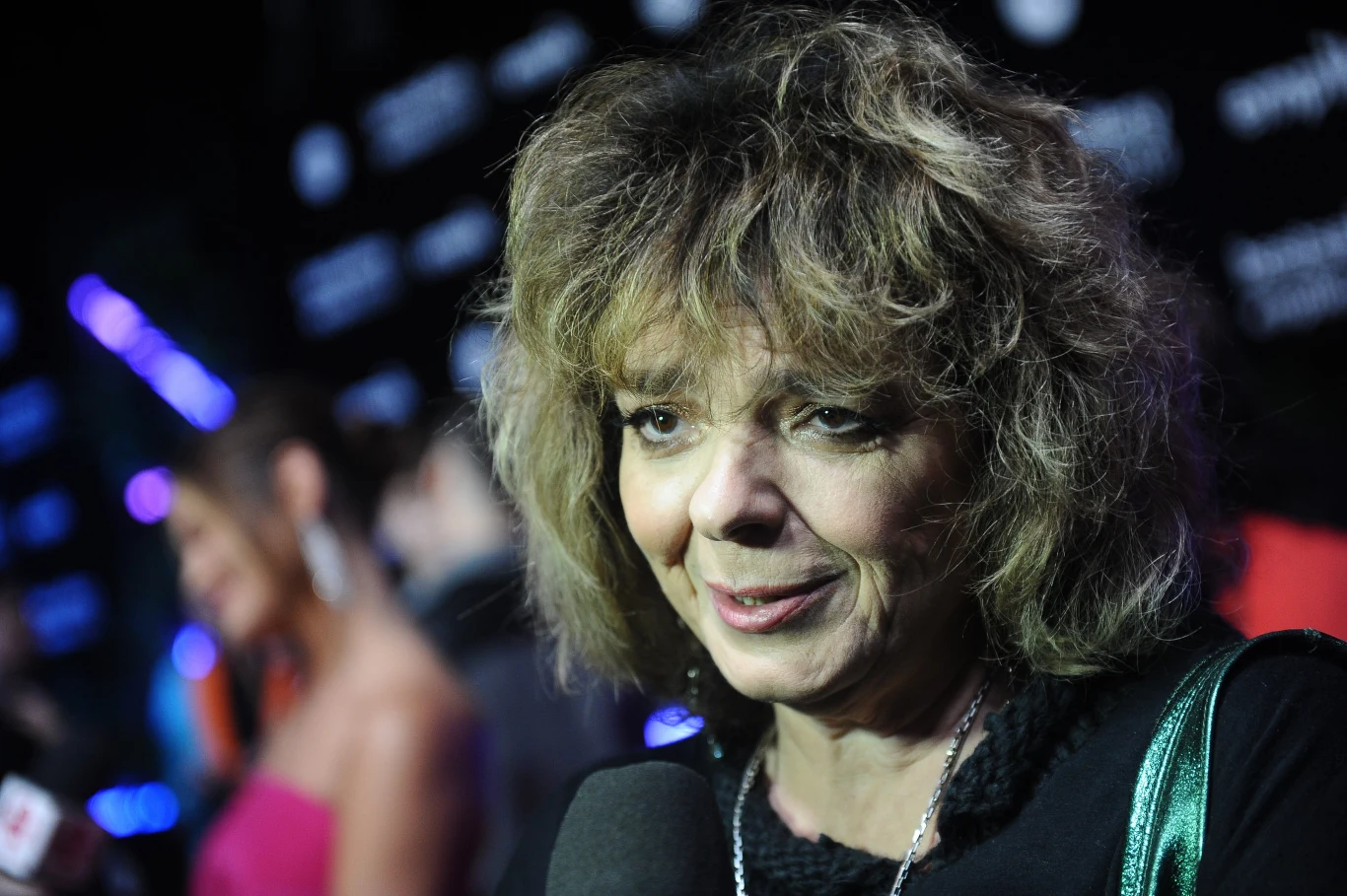 Grochola miała na utrzymaniu małą córkę (Dorotę Szelągowską – dziś projektantkę wnętrz i osobowość telewizyjną), a, jak wyznała niedawno, za drzwiami jej mieszkania trwało piekło. Partner pani Katarzyny okazał się alkoholikiem i pedofilem. Jakby tego było mało, pisarka zachorowała na raka i usłyszała wyrok – trzy miesiące życia. Jej córka miała wówczas zaledwie siedem lat. 