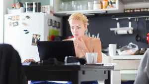 Możesz zabrać biurko i krzesło z biura.