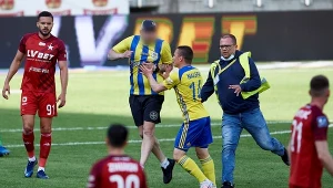 Kibic wbiegł na boisko podczas meczu Arka - Wisła