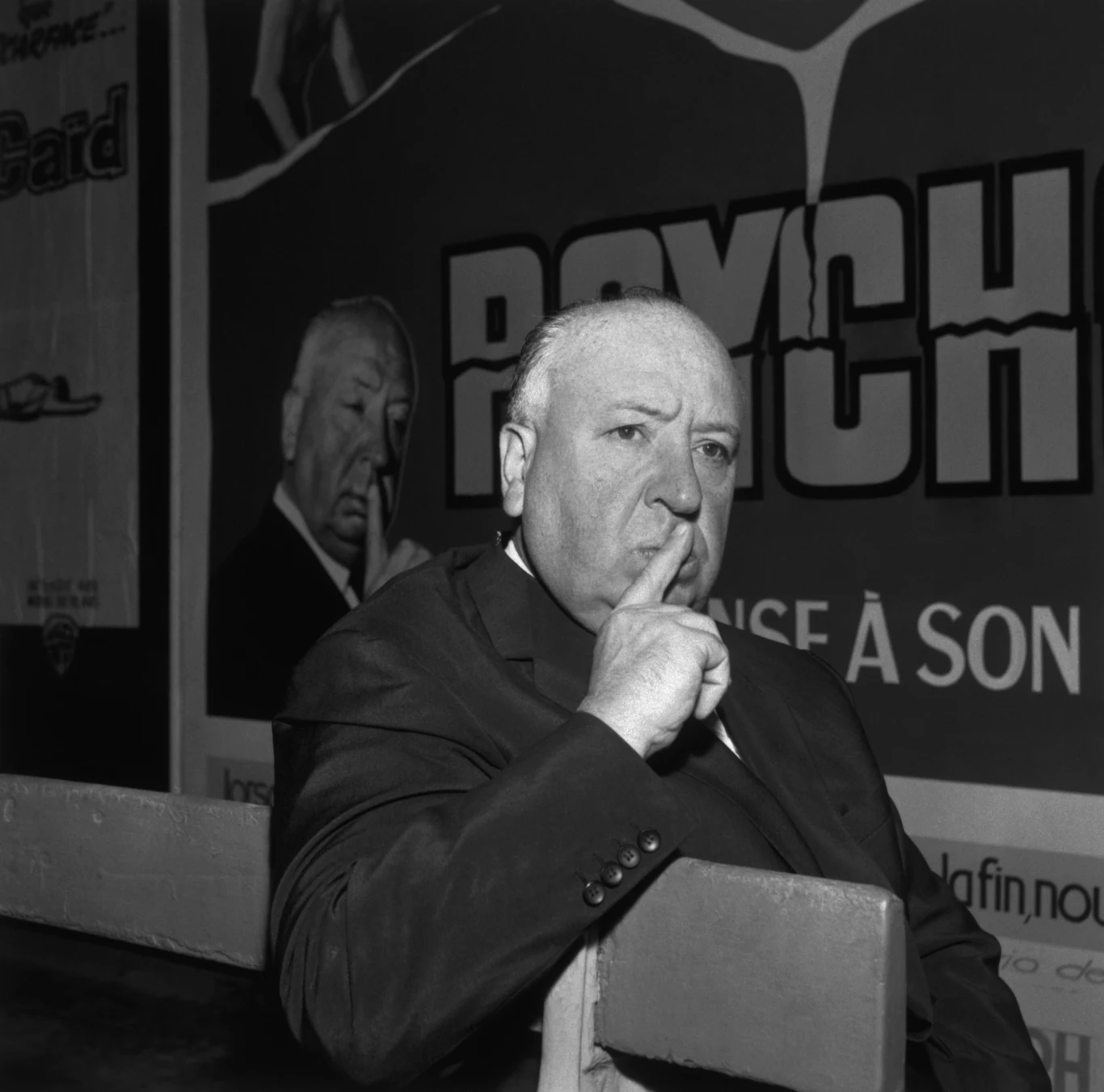 "Psychoza" zaciekawiła Hitchcocka właśnie dzięki tej scenie. Kiedy jego agentka podsunęła mu książkę, z opowieścią o cierpiącym na rozdwojenie osobowości zabójcy, słynny reżyser nie tylko wykupił prawa do jej sfilmowania, ale także wszystkie możliwe egzemplarze powieści na rynku. Powód? Hitchcock chciał, aby jak najmniej przyszłych widzów znało zakończenie opowieści...

(PAP)