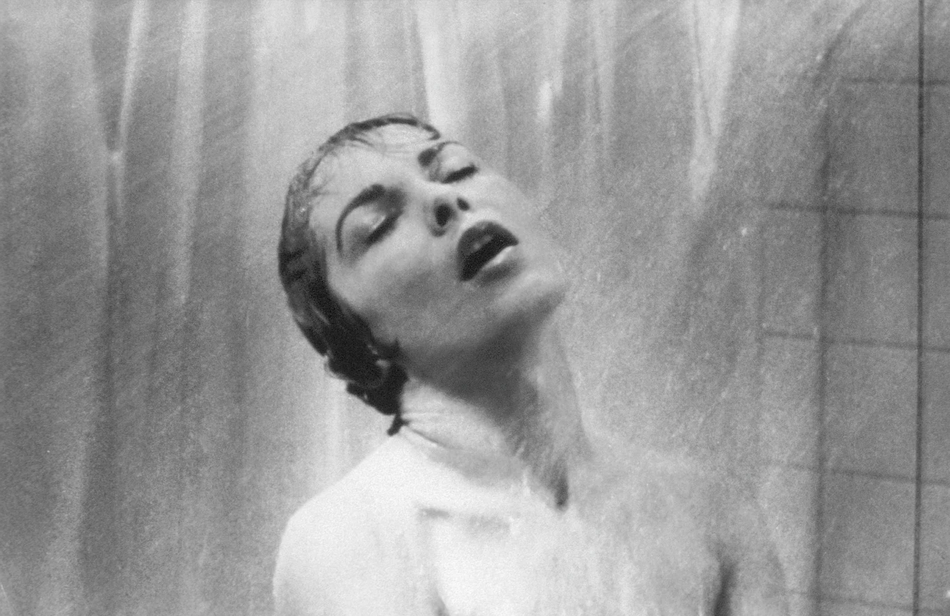 Cenzura zażądała wycięcia trwającej ułamek sekundy sceny z nagą Janet Leigh pod prysznicem. Hitchcock jednak nie miał zamiaru ukrywać faktu, że ludzie kąpią się bez ubrania... Odesłał film bez usuwania wymienionej sekwencji. Cenzorzy założyli, że reżyser wywiązał się z polecenia i przepuścili film bez żadnych komplikacji.

(PAP)