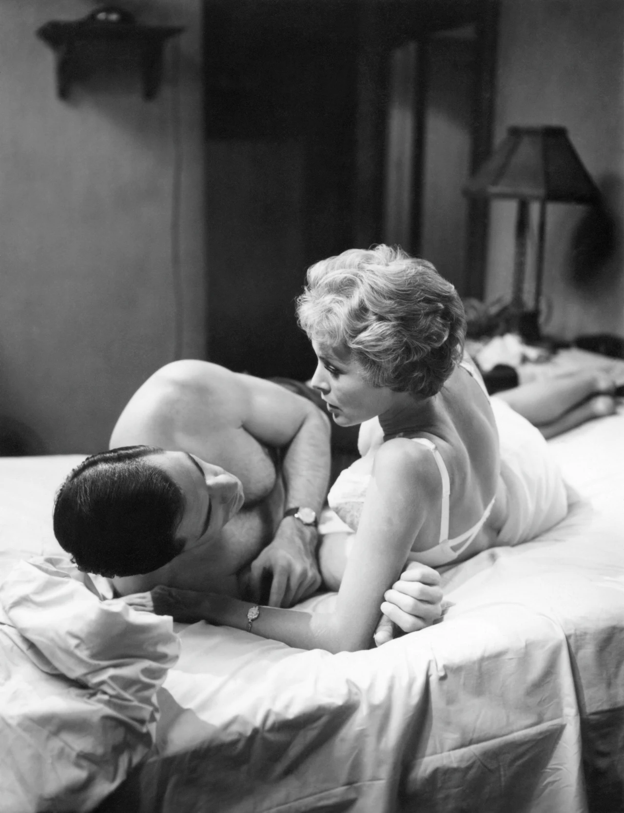 Po premierze filmu Hitchcock otrzymał list od rozwścieczonego ojca pewnej dziewczyny, która po obejrzeniu "Psychozy", odmawiała brania prysznica. Hitchcock odpisał mu: "Poślij ją do pralni chemicznej"...

(PAP)