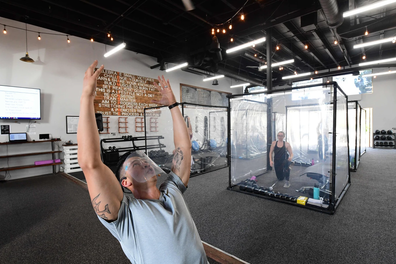 Jedynie trener znajduje się na zewnątrz tak, aby wszyscy widzieli go wyraźnie.