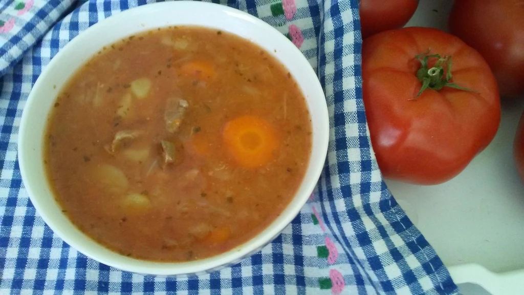 Zupa z młodej kapusty to idealna kompozycja smaków i aromatów. Sprawdzi się doskonale na upalny dzień 