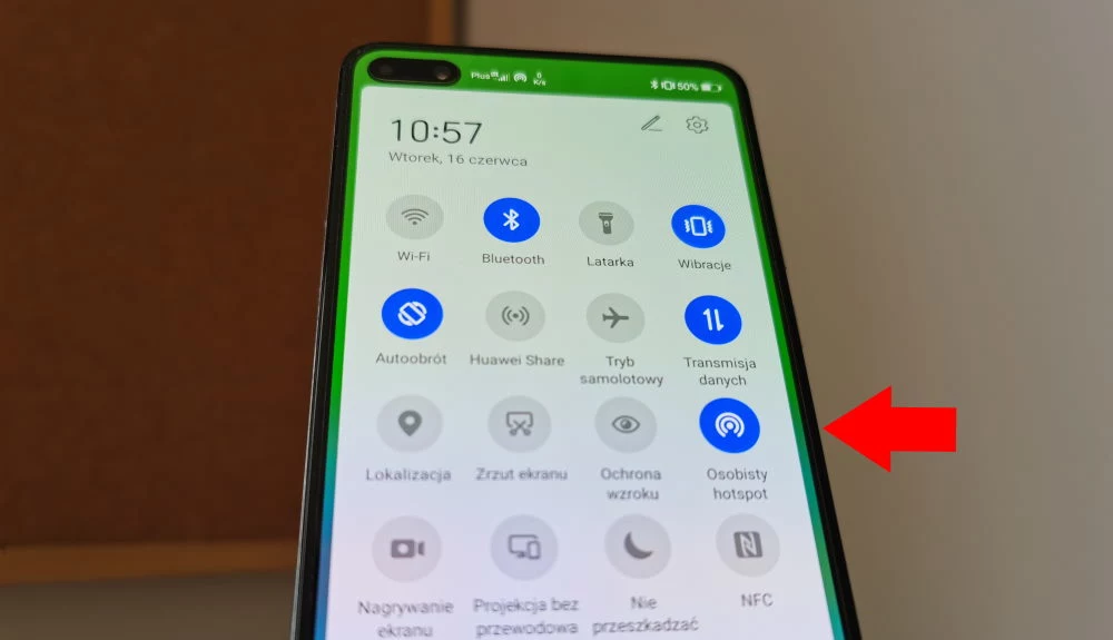 Szybki dostęp do osobistego hotspotu - opcja zaznaczona strzałką na zdjęciu