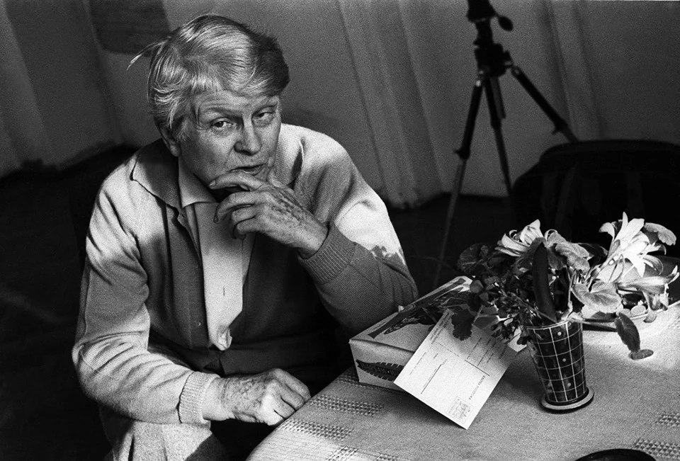 Dąbrowska zdobyła bardzo dobre wykształcenie: w latach 1907-1914 studiowała nauki przyrodnicze, ekonomię oraz socjologię w Szwajcarii i Belgii. Wyszła za przyjaciela Piłsudskiego, Mariana Dąbrowskiego, z którym za obopólną zgodą pozostawała w związku otwartym. W trakcie trwania małżeństwa romansowała m.in. z Henrykiem Szczyglińskim. Przez lata jej partnerem był Stanisław Stempowski, który również dzielnie znosił skoki w bok ukochanej (np. romans z Jerzym Czopem czy Stanisławą Blumfeldową). Po śmierci Stempowskiego pisarka związała się z kobietą – Anną Kowalską. O homoseksualizmie w swoim dzienniku pisała: „taka sama miłość jak inne”.